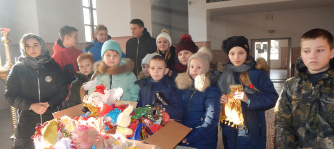 Красноперекопские школьники принесли в храм подарки для детей-сирот Красноперекопские школьники принесли в храм подарки для детей-сирот