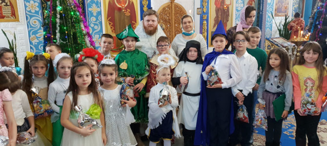 В Нижнегорье детские коллективы поздравили прихожан с Рождеством Христовым В Нижнегорье детские коллективы поздравили прихожан с Рождеством Христовым