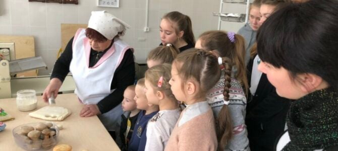 Экскурсия воскресной школы в просфорный цех Свято-Андреевского храма с. Восход Экскурсия воскресной школы в просфорный цех Свято-Андреевского храма с. Восход