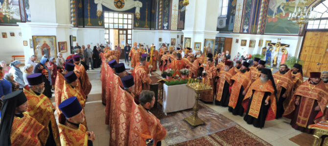 Пасхальное вечернее богослужение в Покровском кафедральном соборе Пасхальное вечернее богослужение в Покровском кафедральном соборе