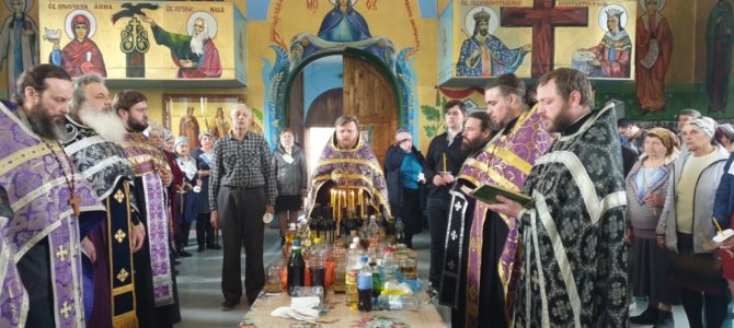 Духовенство Нижнегорского благочиния приступило к Таинству Соборования