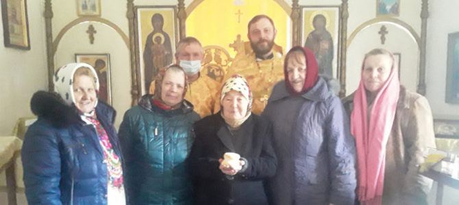 Настоятель Свято-Михайловского храма поздравил пожилых прихожанок-именинниц