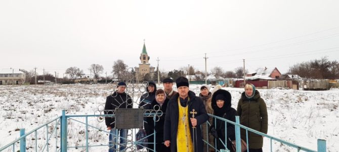 Отслужена панихида на могиле убиенного свящ. Владимира Веселицкого Отслужена панихида на могиле убиенного свящ. Владимира Веселицкого