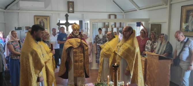 Состоялась первая литургия в модульном храме в честь св. князя Владимира с. Раздольного