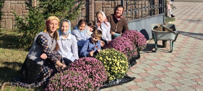 К престольному празднику дети украсили цветами территорию храма